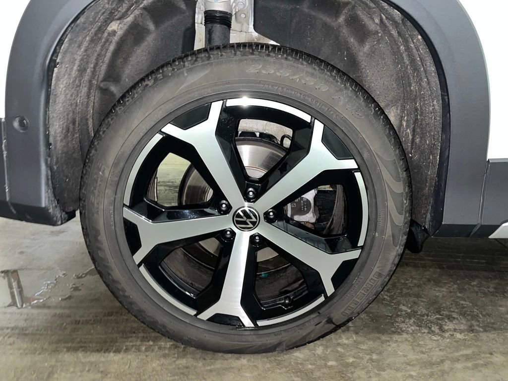 Certified 2025 Volkswagen Tiguan SE image 32