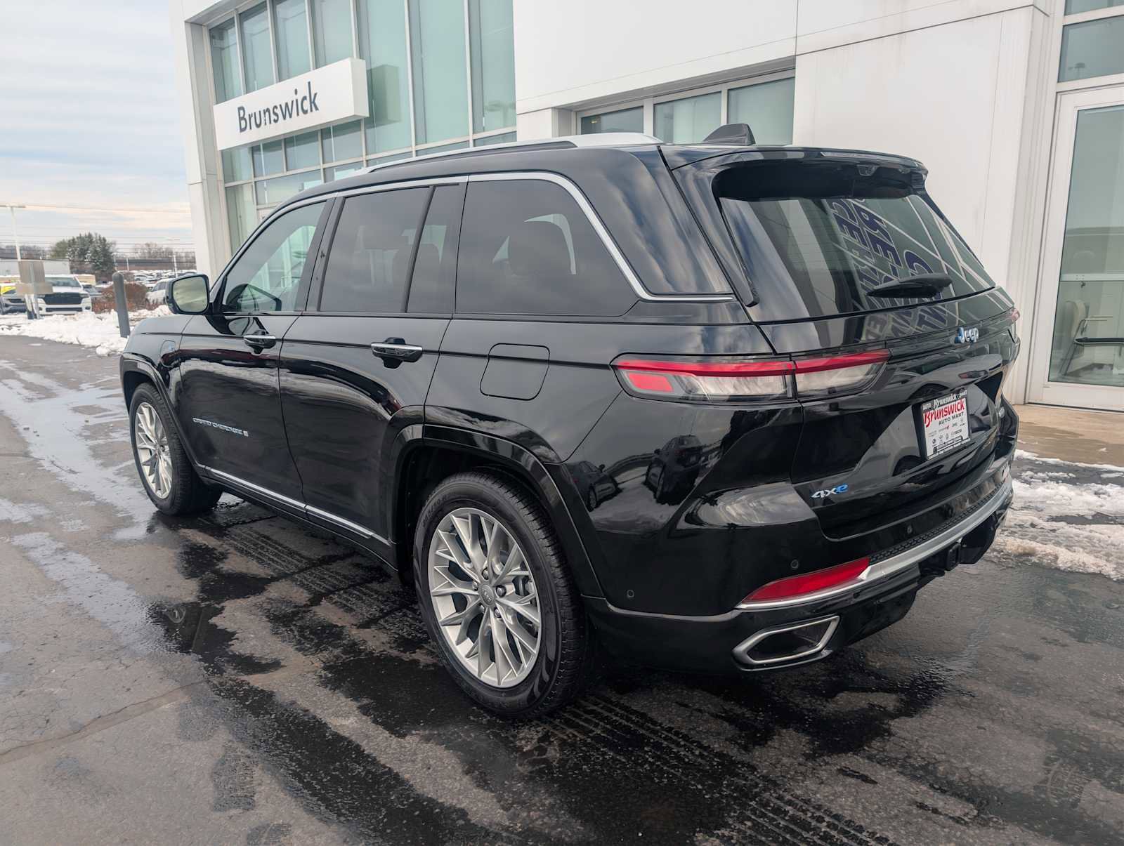 Used 2024 Jeep Grand Cherokee Summit w/ Advanced Protech Group IV image 6