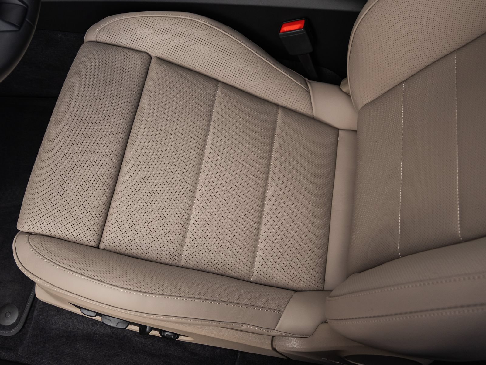 Certified 2025 Porsche Macan Electric RWD image 26