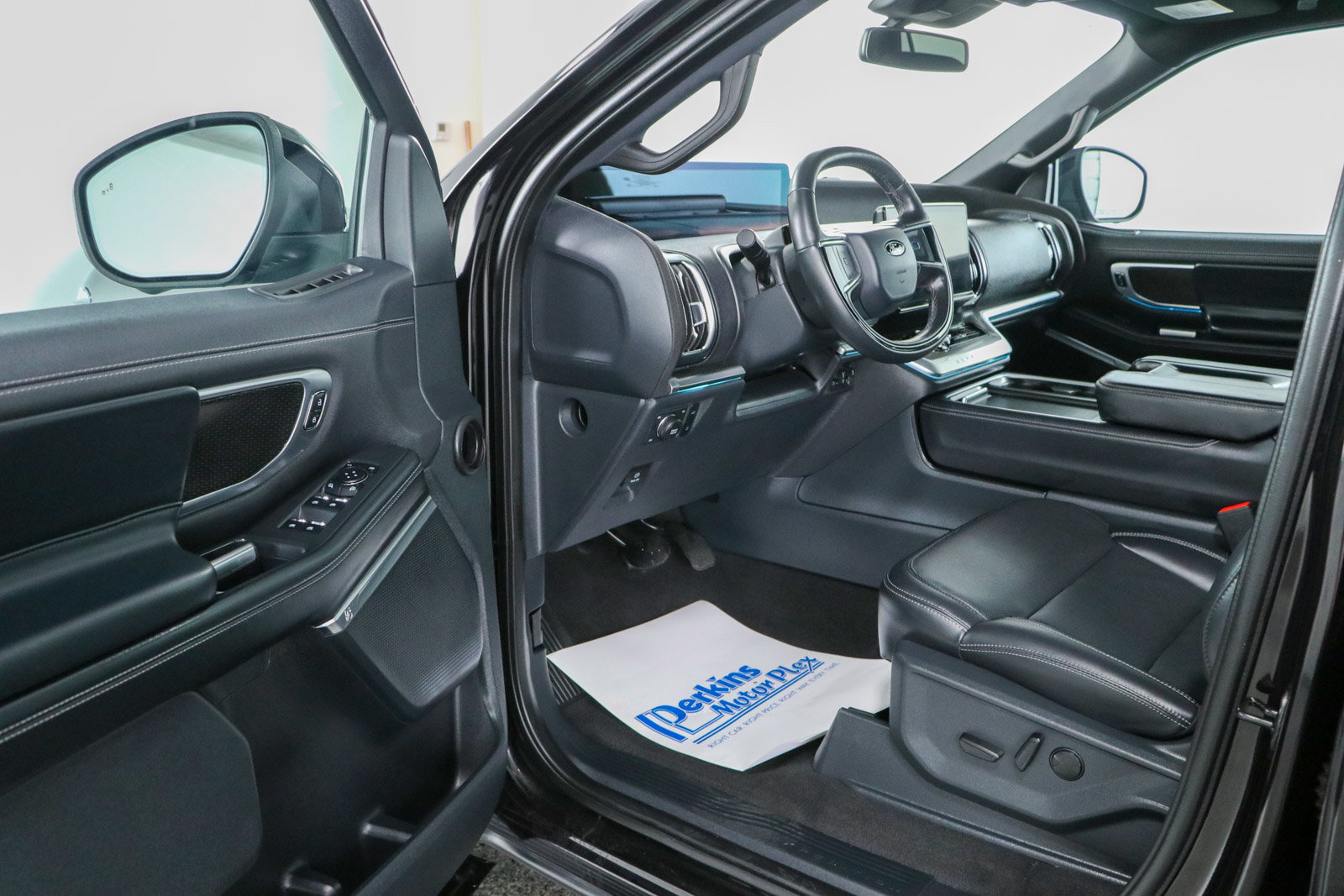 Used 2025 Ford Expedition Platinum w/ Stealth Appearance Package AWD/4WD image 3