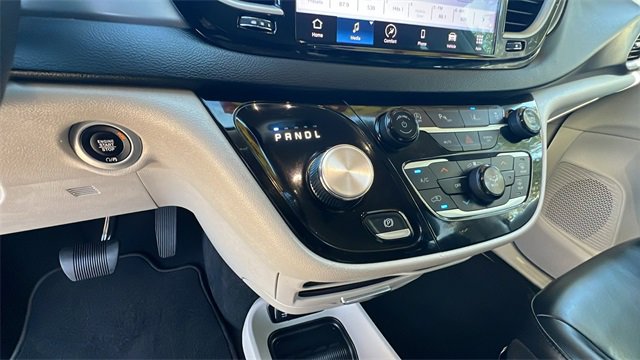 Used 2023 Chrysler Pacifica Touring-L image 21