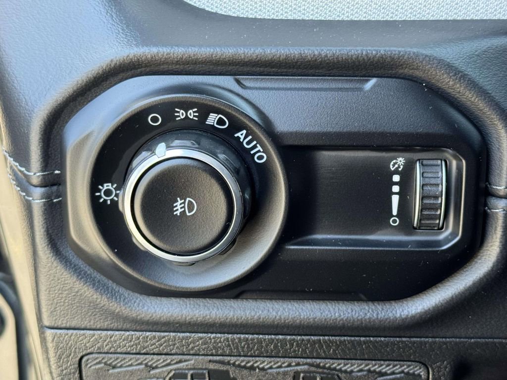 Used 2025 Jeep Wrangler Unlimited Sahara AWD/4WD image 18