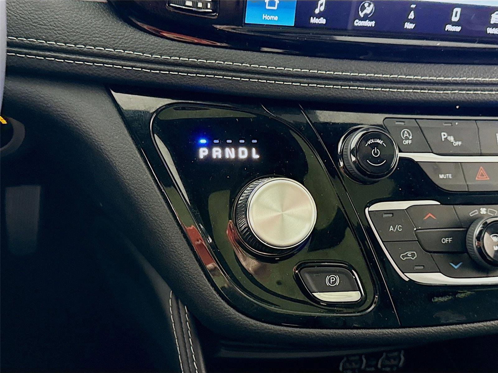 Used 2025 Chrysler Pacifica Limited image 11