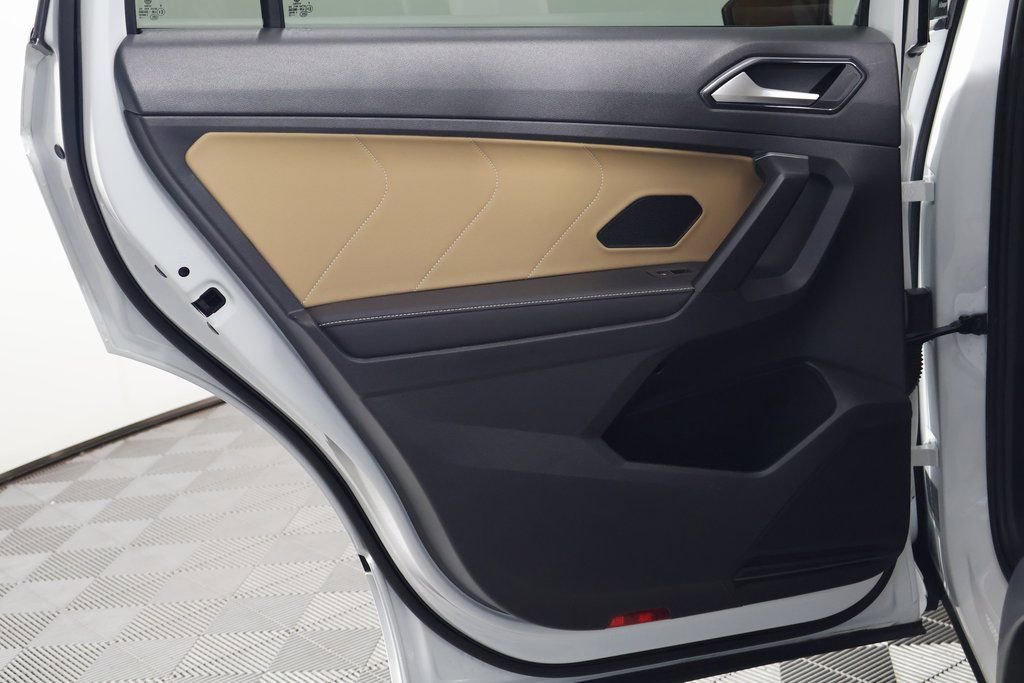 Used 2022 Volkswagen Tiguan SE R-Line image 13