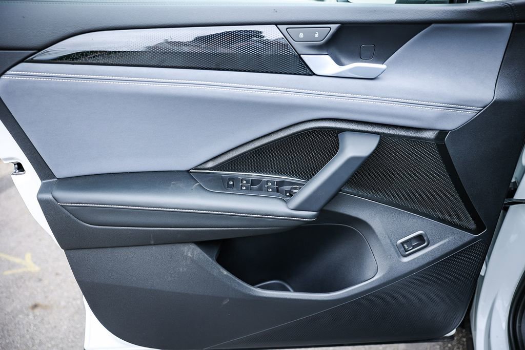 New 2026 Volkswagen Tiguan SE image 30