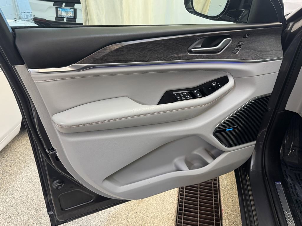 Used 2021 Jeep Grand Cherokee L Overland w/ Advanced Protech Group III image 20