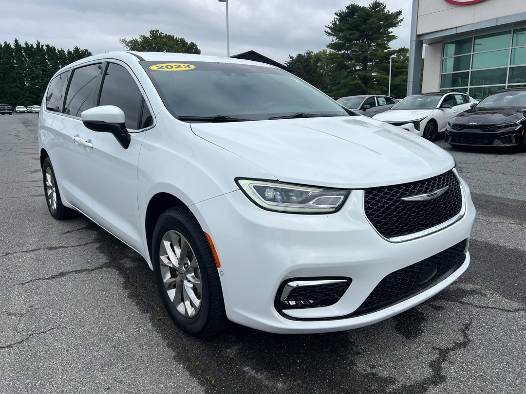 Used 2023 Chrysler Pacifica Touring-L image 14