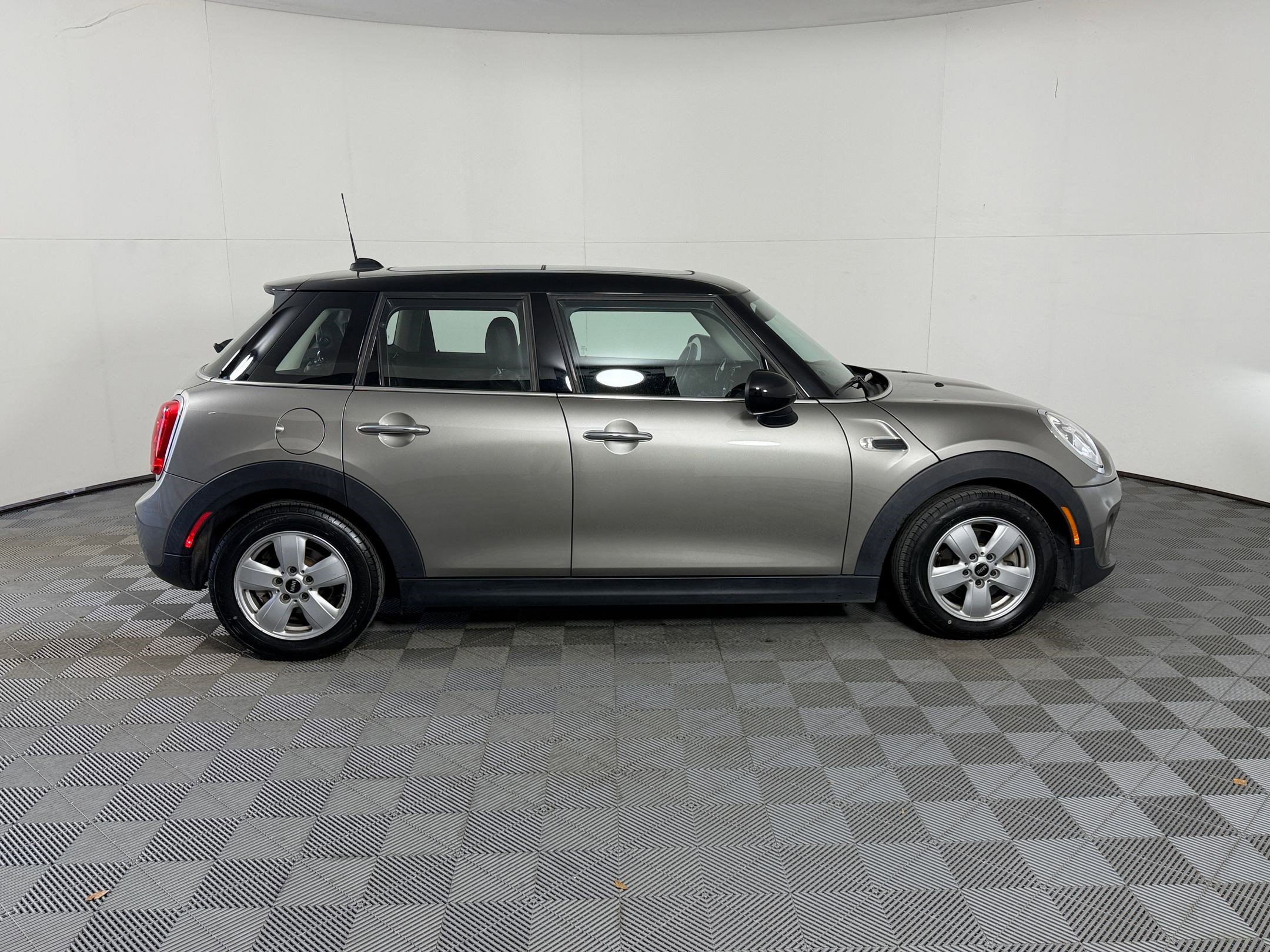 Used 2018 MINI Cooper 4-Door Hardtop FWD image 8