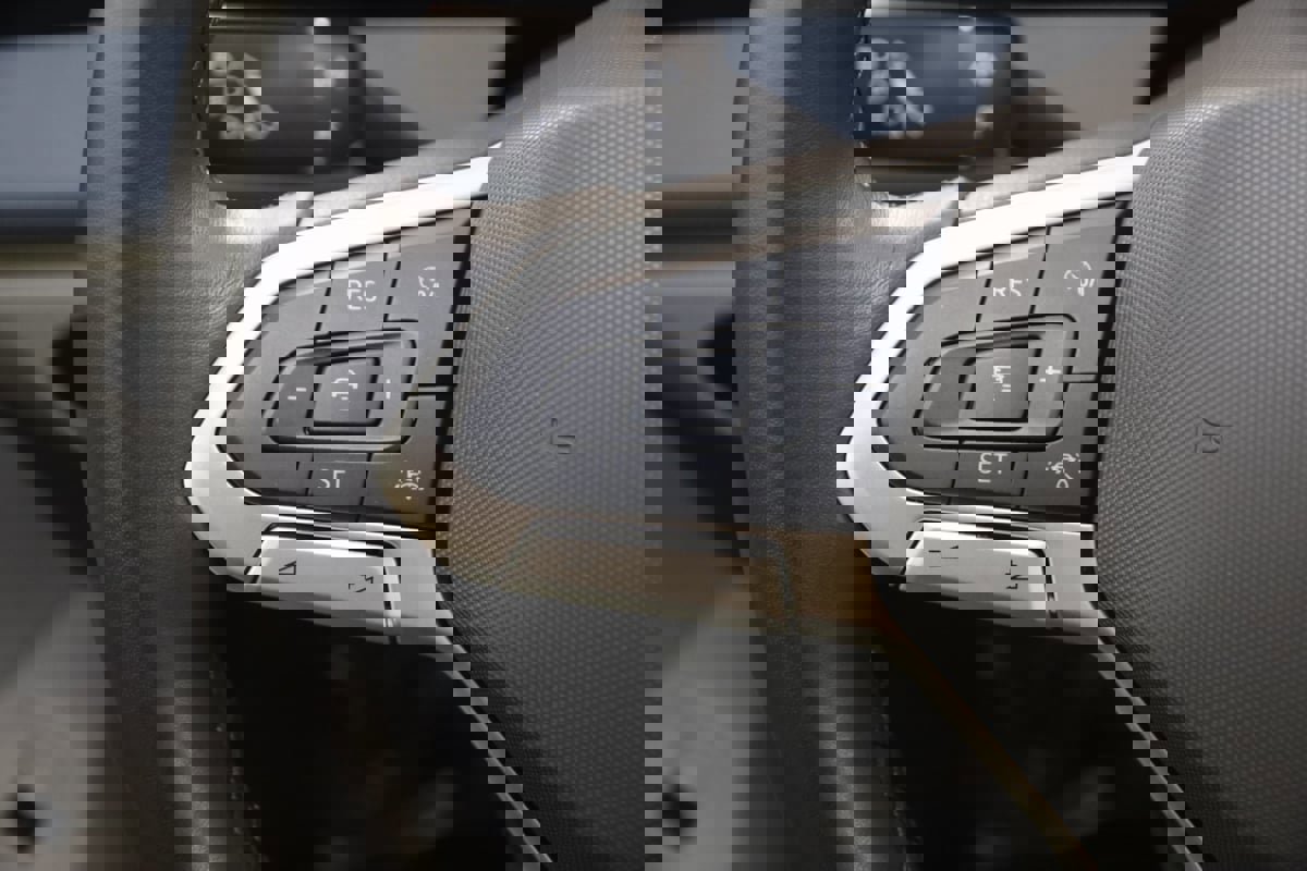 Used 2025 Volkswagen Jetta SE image 31