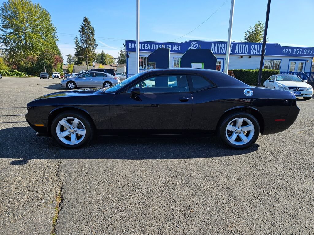 Used 2012 Dodge Challenger SXT RWD image 2