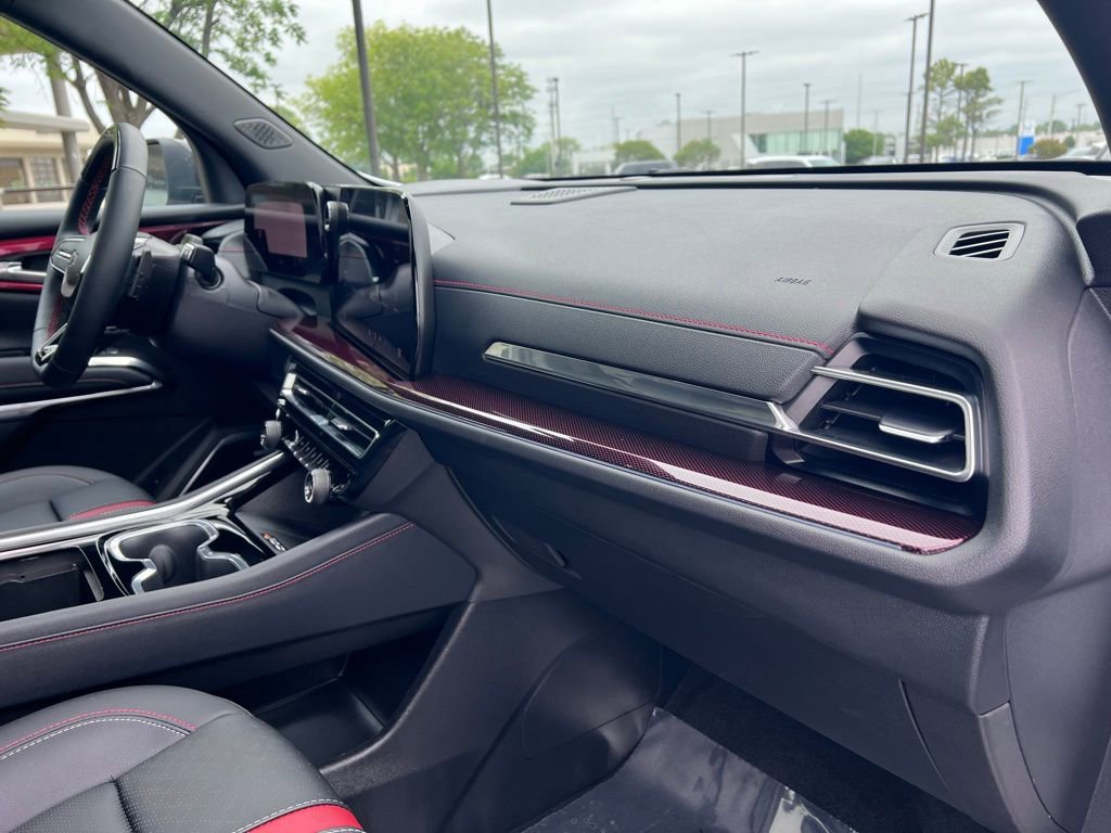 Used 2024 Chevrolet Traverse RS FWD image 28