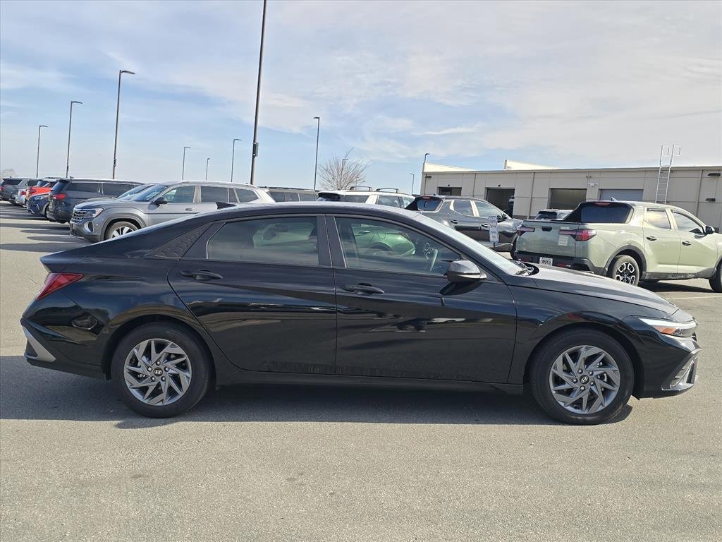 Used 2025 Hyundai Elantra Blue image 2