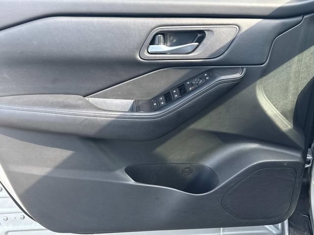 Used 2025 Nissan Rogue SV FWD image 23