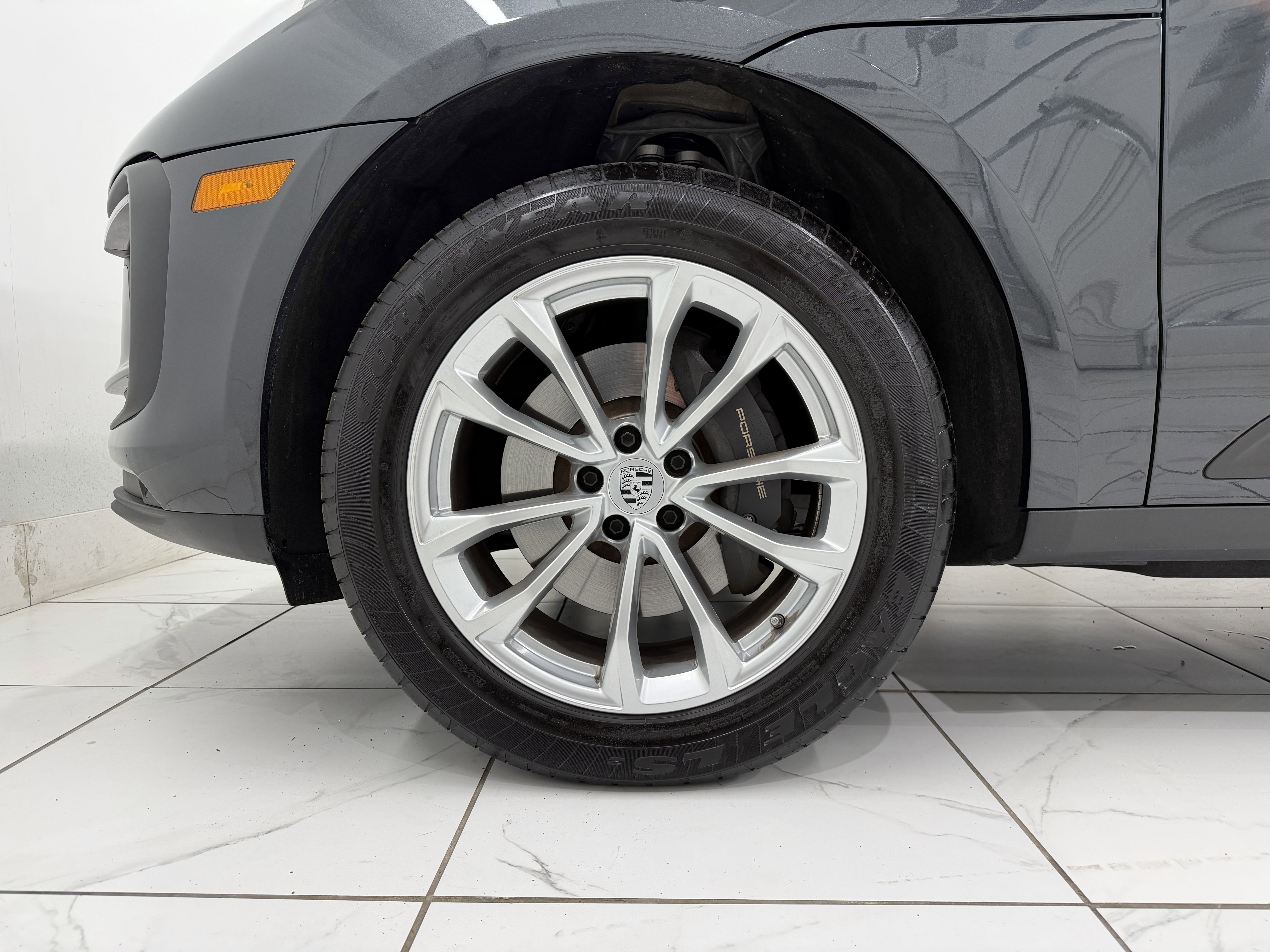 Certified 2025 Porsche Macan image 16