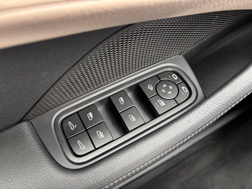 Certified 2025 Porsche Panamera 4 AWD/4WD image 32