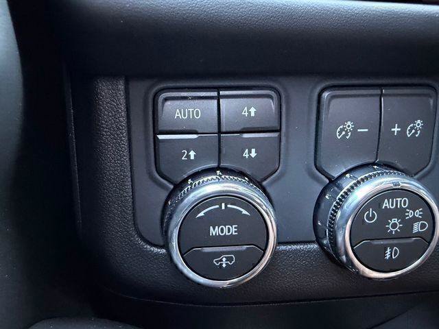 New 2026 GMC Yukon XL AT4 Ultimate w/ LPO, Illumination Package AWD/4WD image 33