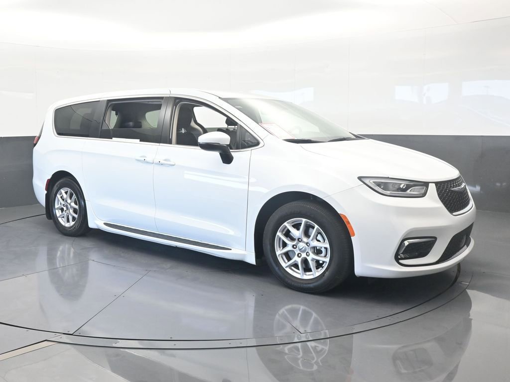 Used 2023 Chrysler Pacifica Touring-L image 8