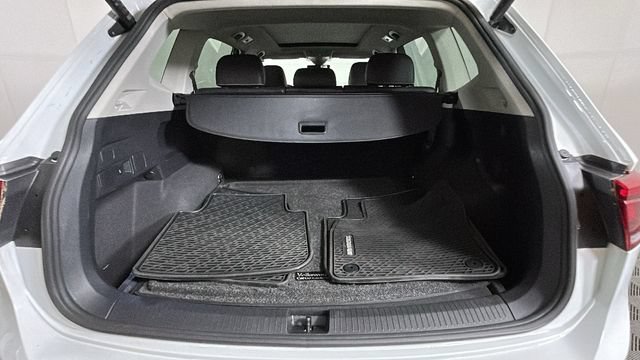 Used 2022 Volkswagen Tiguan SE AWD/4WD image 28