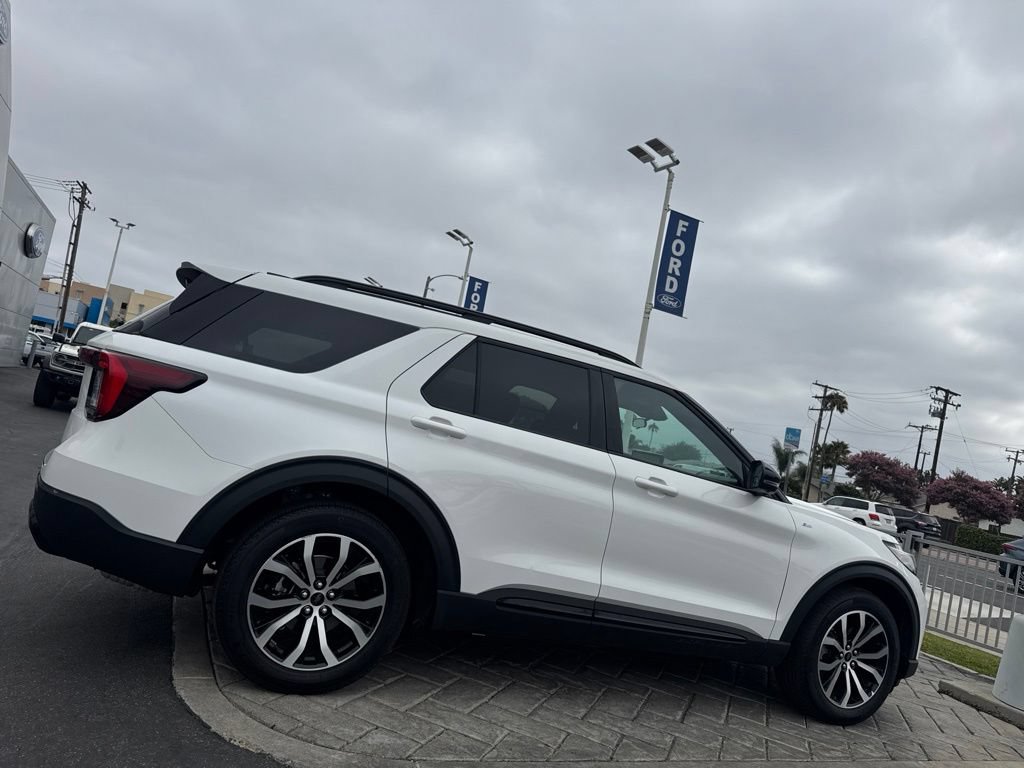 Used 2025 Ford Explorer ST-Line RWD image 2