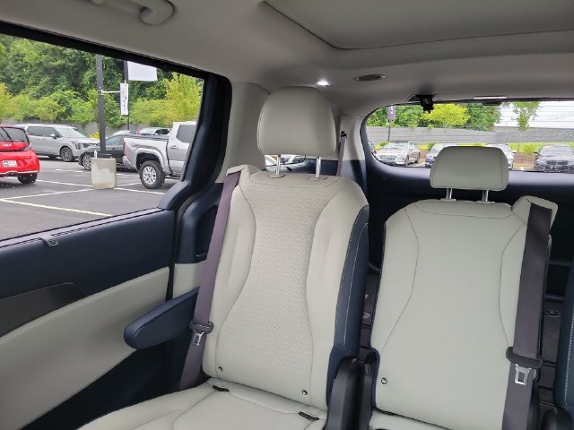 Certified 2025 Kia Carnival SX Prestige FWD image 11