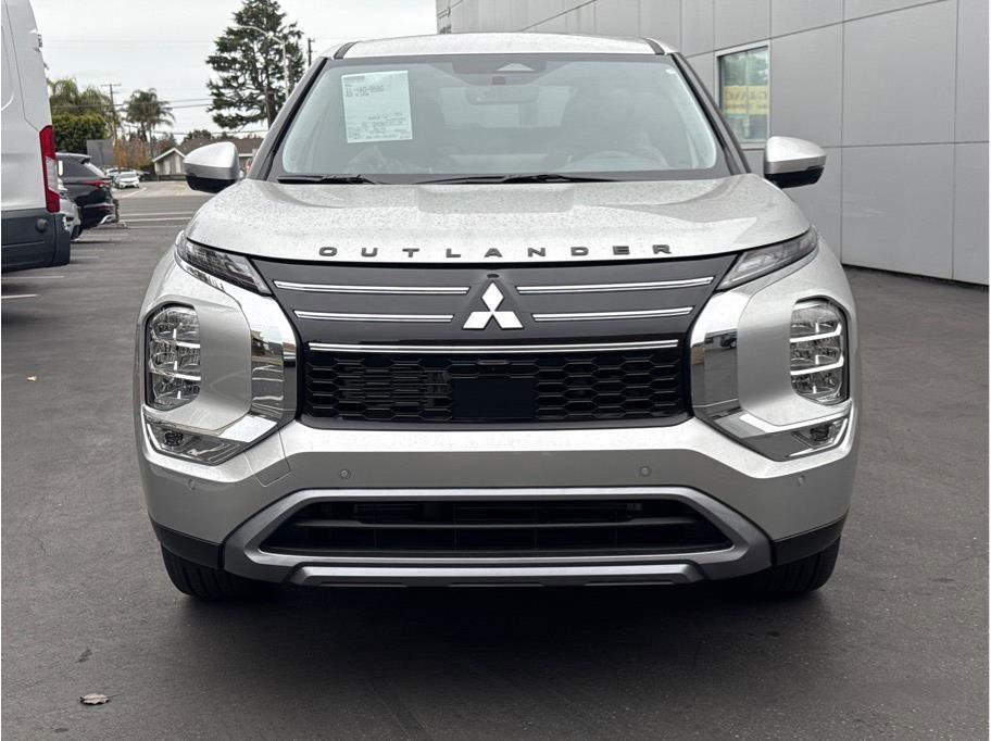 New 2026 Mitsubishi Outlander LE image 2