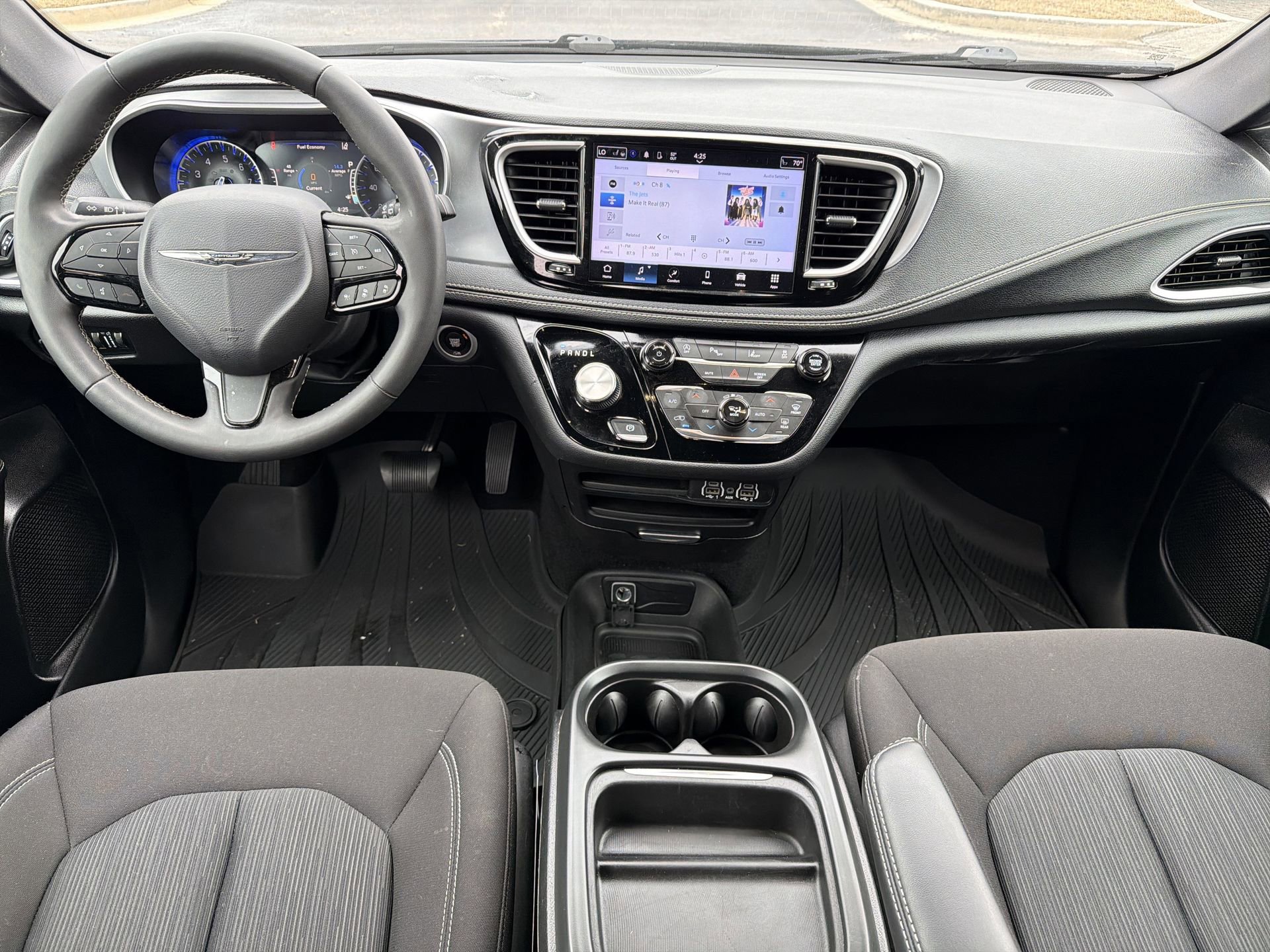 Used 2023 Chrysler Pacifica Touring image 2