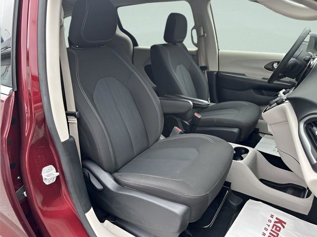 Used 2022 Chrysler Voyager LX image 14