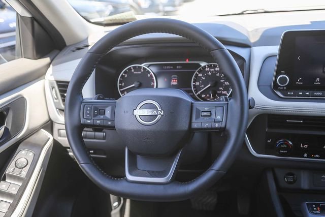 Used 2025 Nissan Rogue SV w/ SV Premium Package image 16