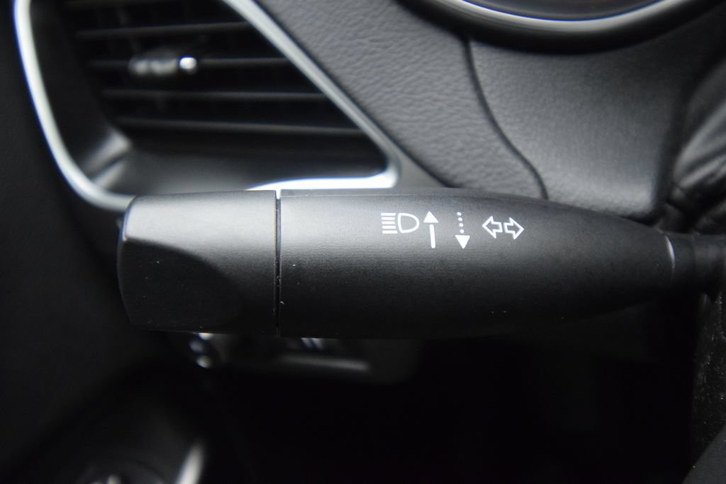 Used 2019 Jeep Cherokee Latitude Plus w/ Cold Weather Group AWD/4WD image 37