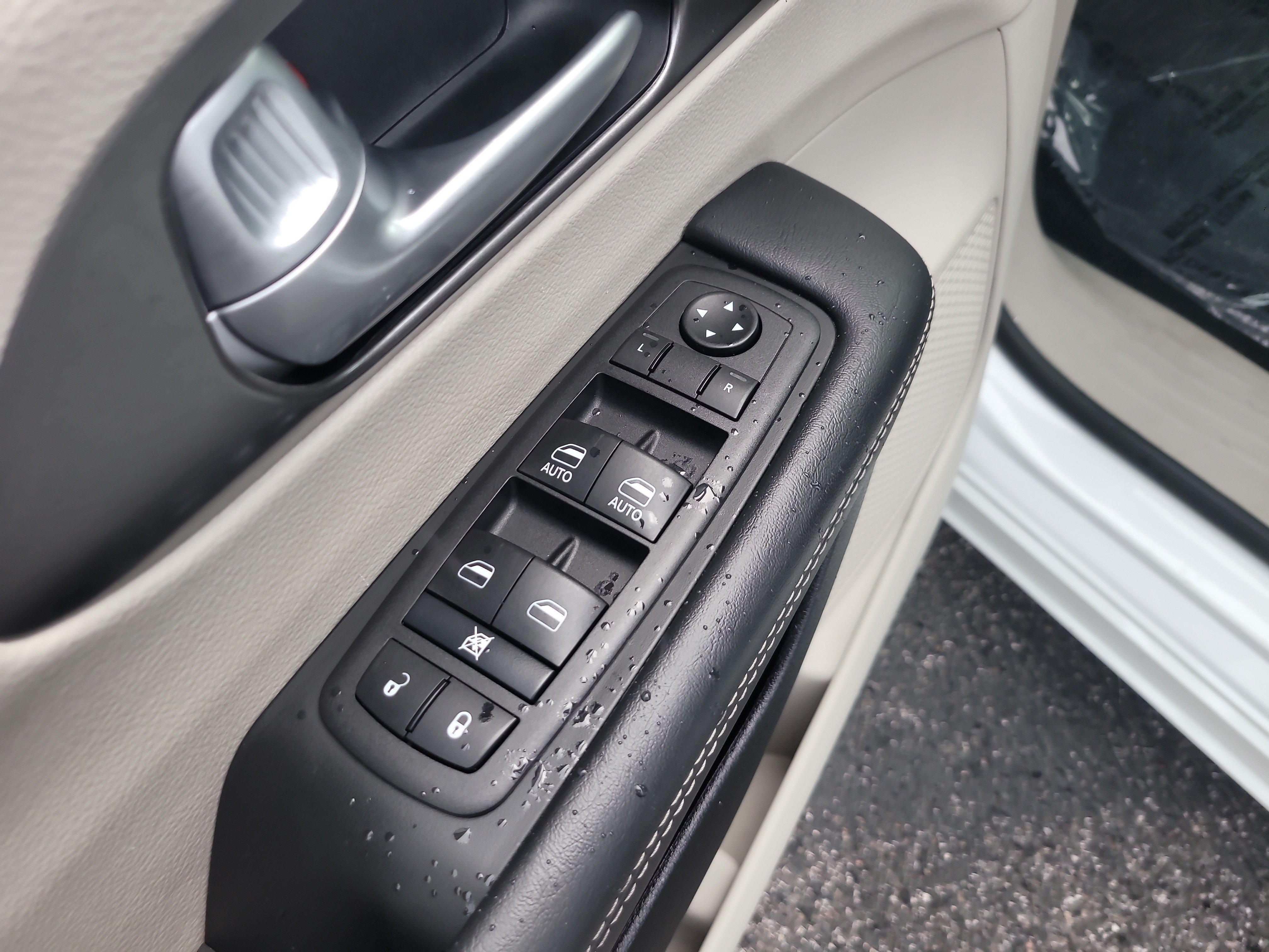 Used 2024 Chrysler Pacifica Touring-L FWD image 15
