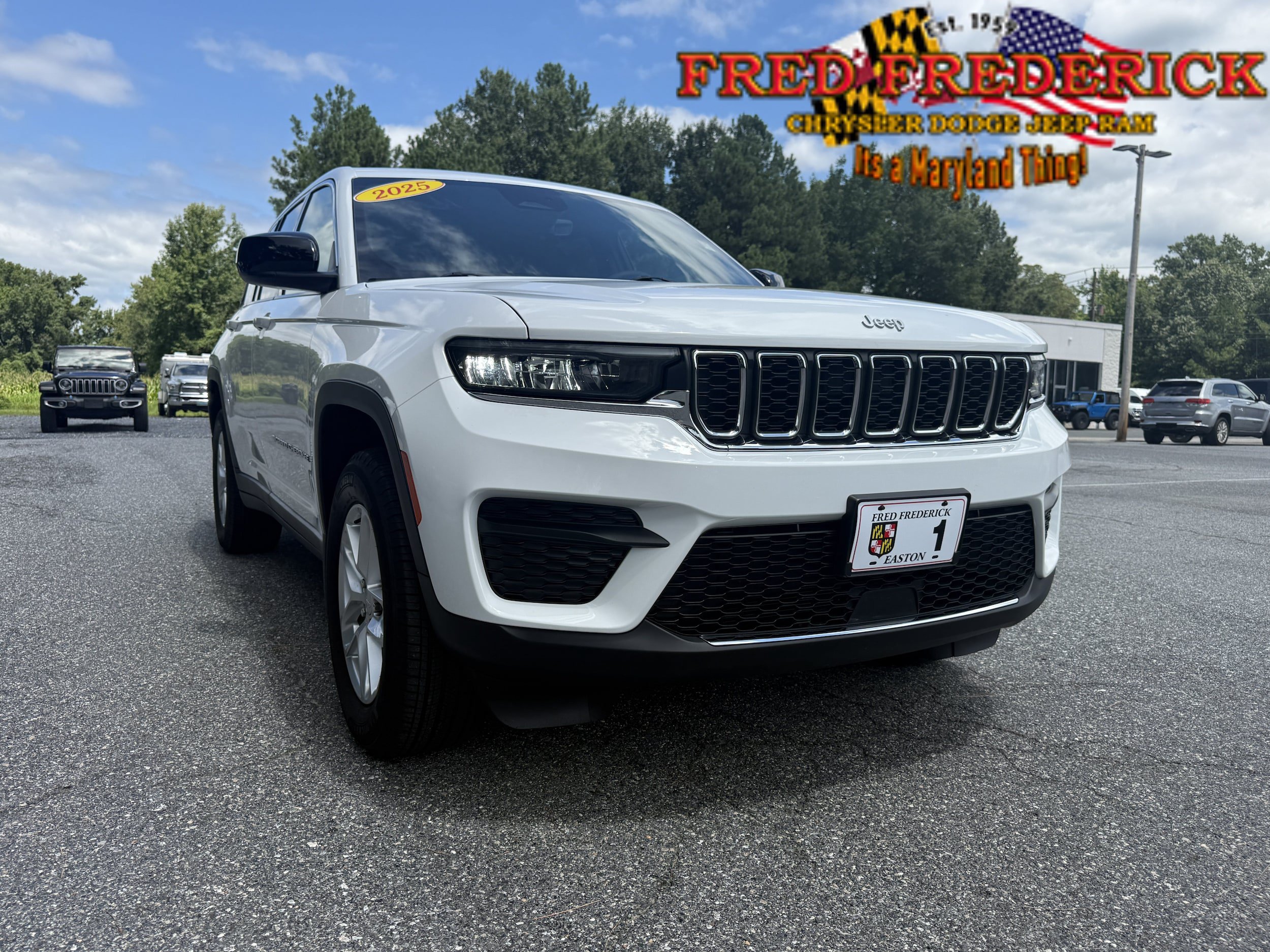 Used 2025 Jeep Grand Cherokee Laredo X w/ Trailer Tow Package AWD/4WD image 1