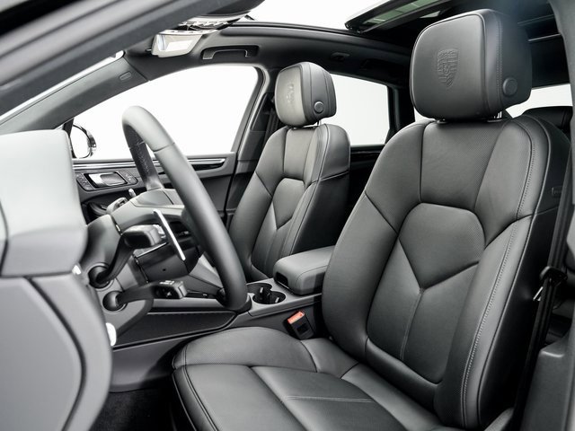 Certified 2025 Porsche Macan image 5