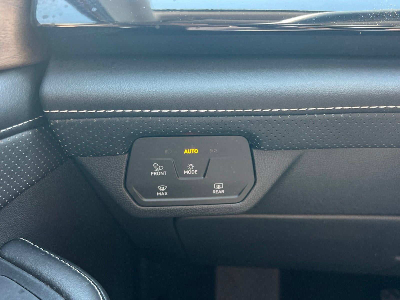 Used 2024 Volkswagen Atlas SE FWD image 23