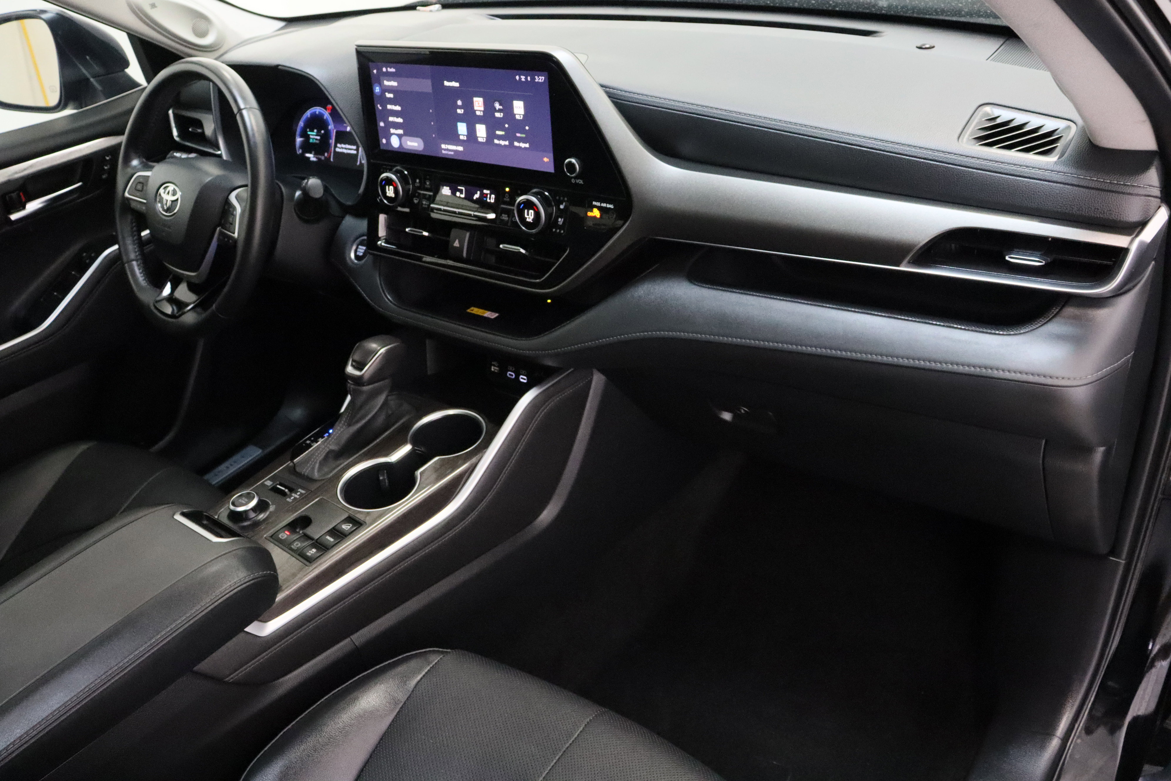 Used 2024 Toyota Highlander Limited AWD/4WD image 39