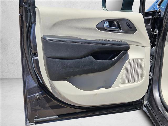 Used 2023 Chrysler Pacifica Touring-L FWD image 10