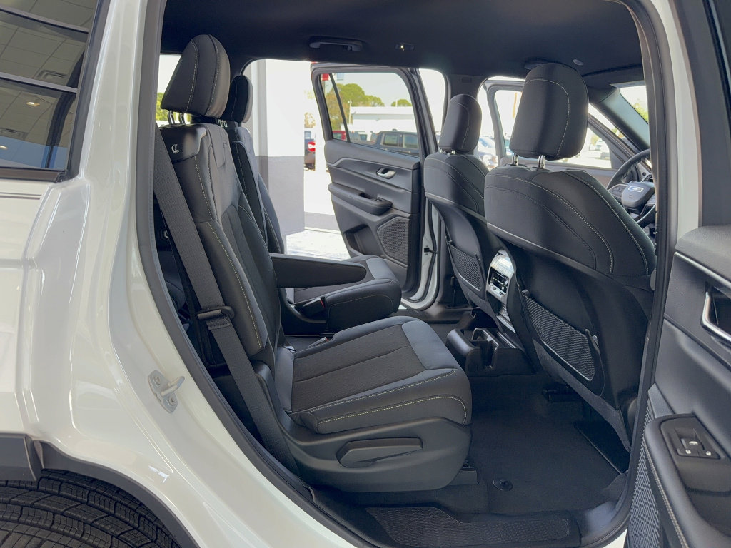 Used 2025 Jeep Grand Cherokee L Laredo image 17