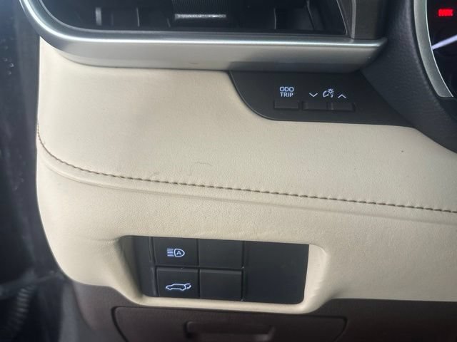 Used 2021 Toyota Highlander XLE AWD/4WD image 14
