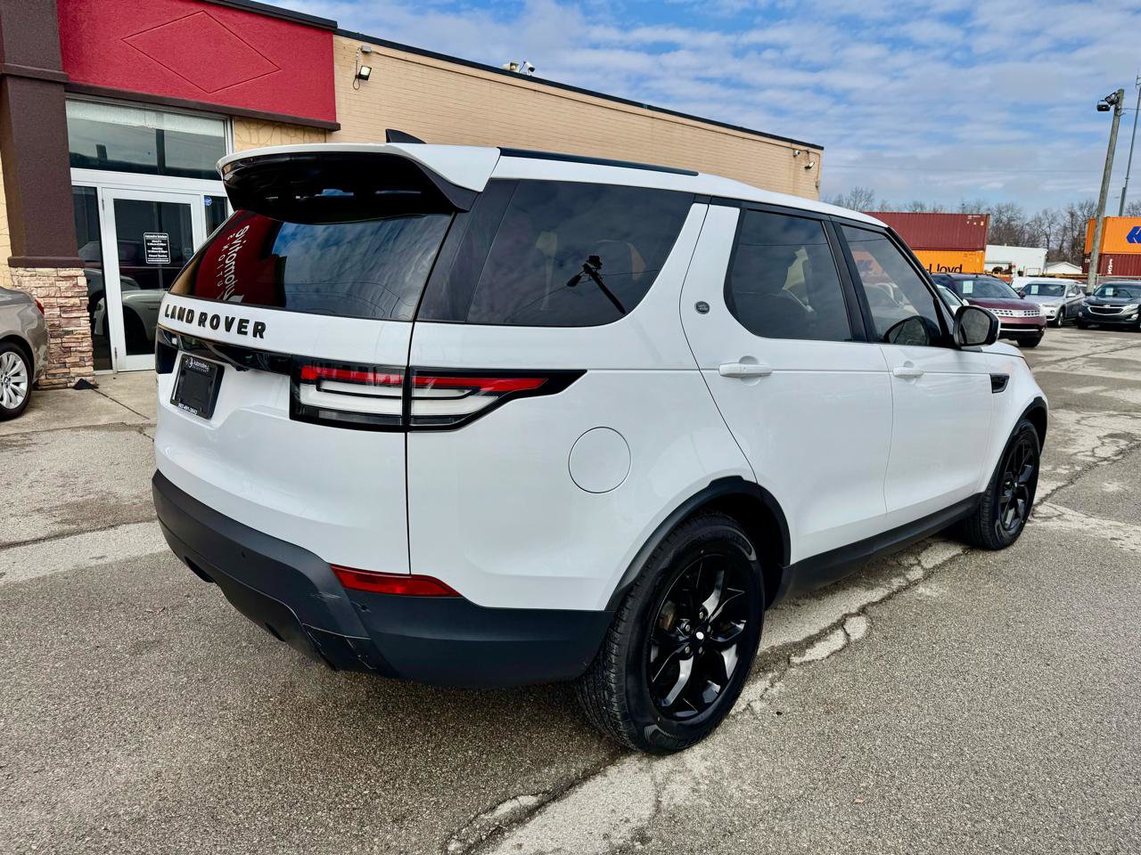 Used 2017 Land Rover Discovery SE image 5