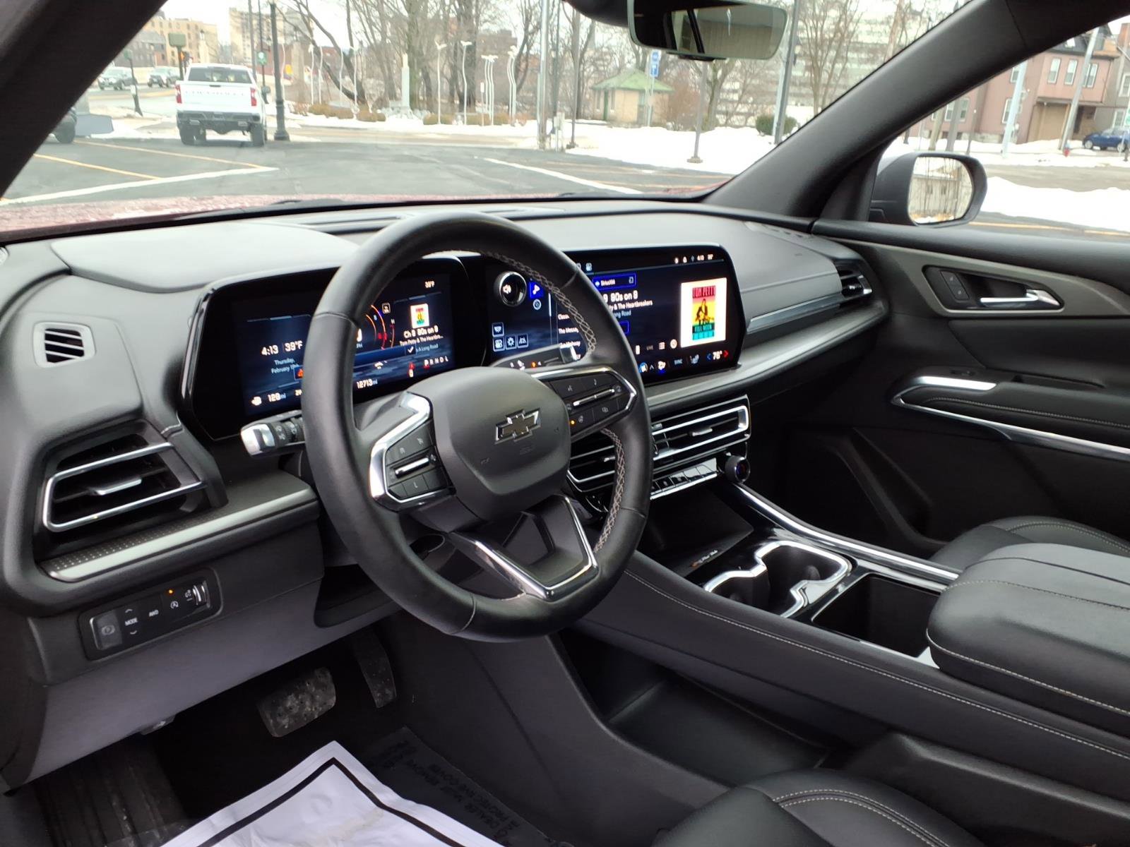 Used 2025 Chevrolet Traverse LT w/ Midnight/Sport Edition image 10