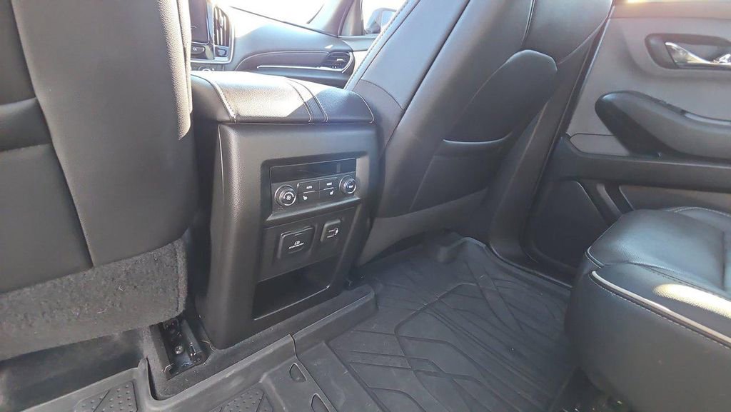 Used 2023 Chevrolet Traverse Premier w/ Redline Edition image 13