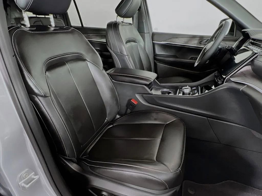 Used 2025 Jeep Grand Cherokee L Limited w/ Black Appearance Package image 30