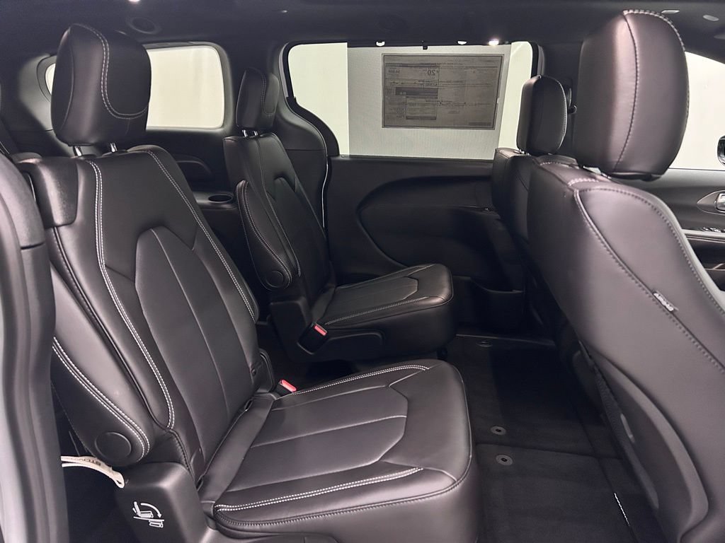 New 2026 Chrysler Pacifica Select AWD/4WD image 16