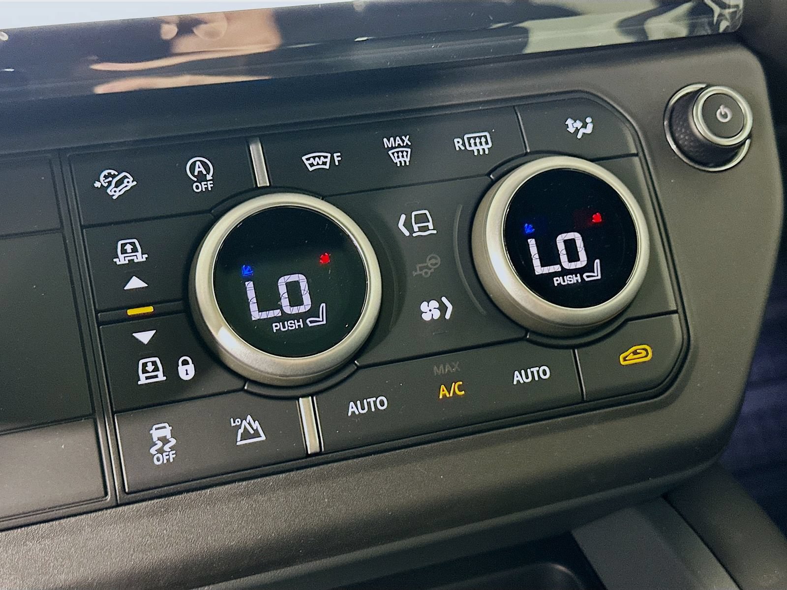 New 2026 Land Rover Defender 110 X-Dynamic SE AWD/4WD image 28