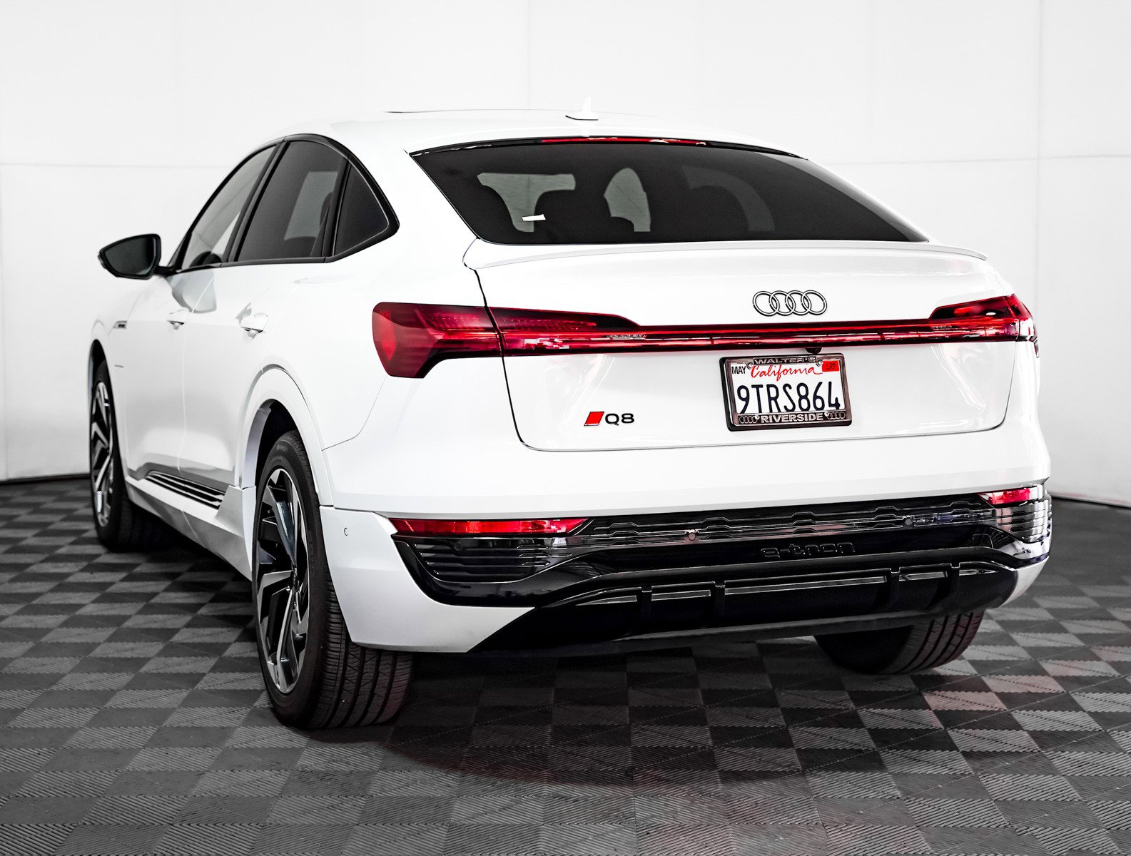 Used 2024 Audi Q8 e-tron Premium Plus w/ Premium Plus Package image 2