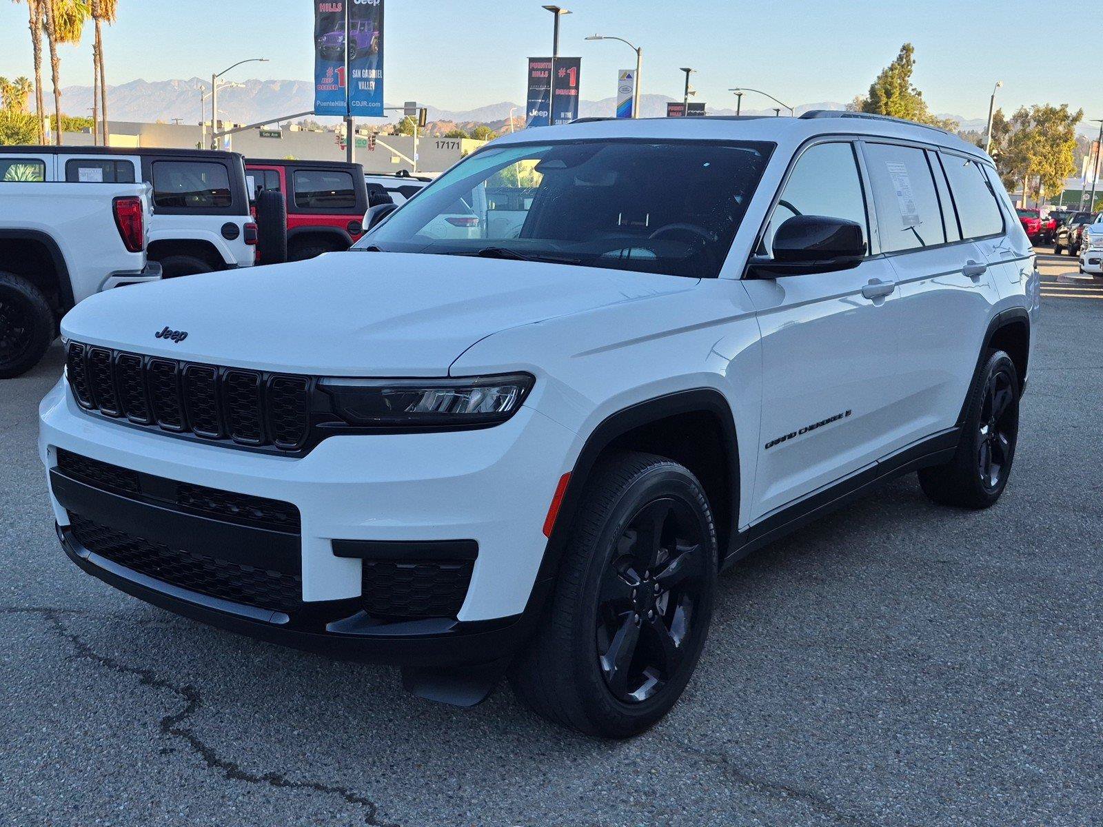 Used 2023 Jeep Grand Cherokee L Laredo RWD image 3