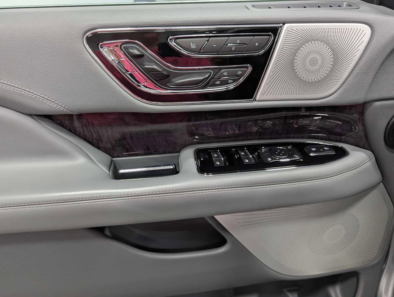 Used 2020 Lincoln Navigator L Reserve w/ Luxury Package AWD/4WD image 38