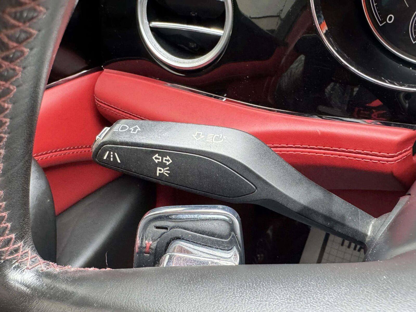 Used 2018 Bentley Bentayga AWD/4WD image 34
