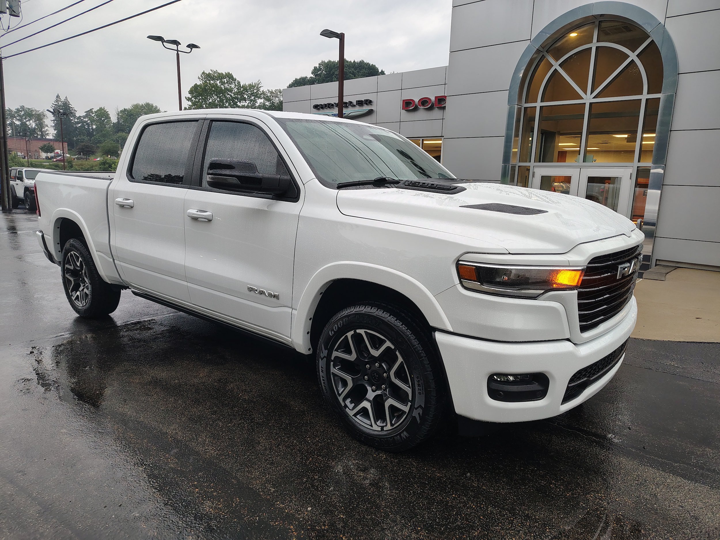 Used 2025 RAM 1500 Laramie AWD/4WD image 3