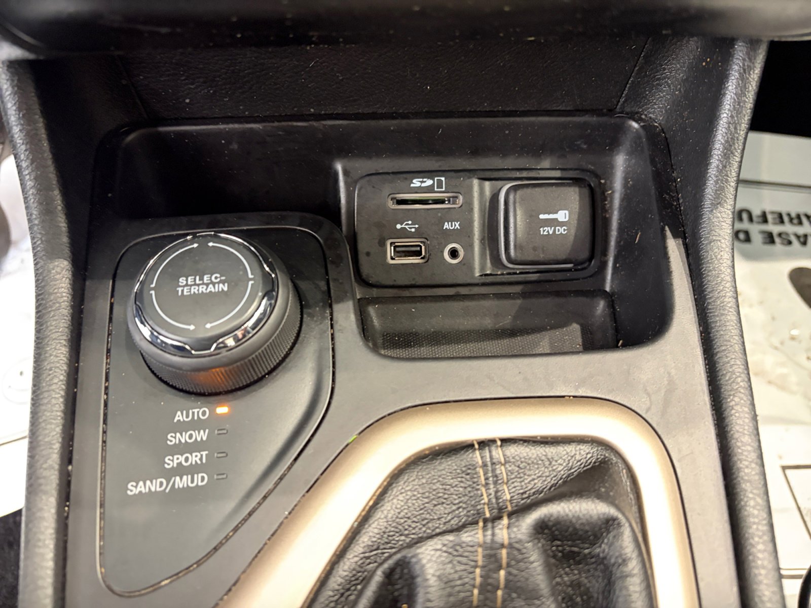 Used 2015 Jeep Cherokee Latitude w/ Cold Weather Group image 21