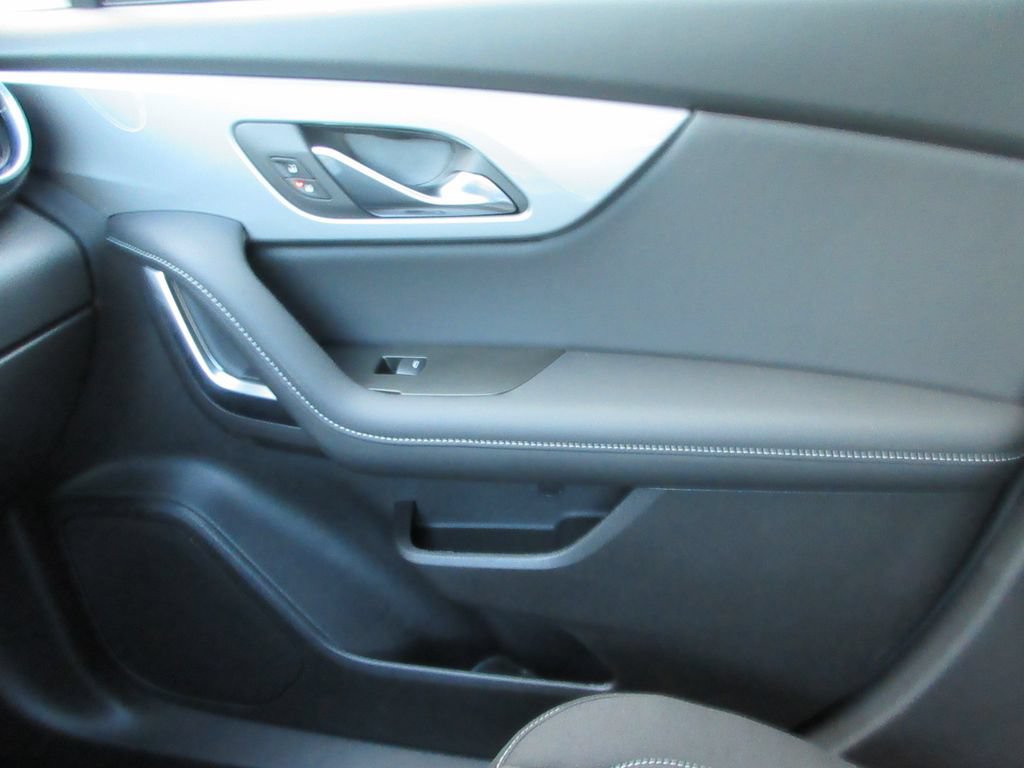 New 2026 Chevrolet Blazer LT w/ LPO, Black Grille Bar Package FWD image 30
